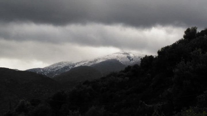 Στα λευκά «ντύθηκαν» τα βουνά της Κρήτης (εικόνες)